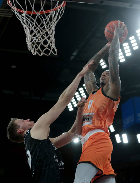 健的防守著 健的防守著